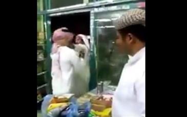 بالفيديو - معركة بين صديقين «سعوديين» على دفع الحساب