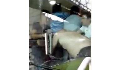 بالفيديو - شجار عنيف بين مدرب ولاعبيه خلال مباراة لكرة القدم