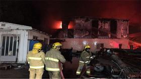 بالفيديو - فرق الإطفاء تسيطر على حريق مستودع في منطقة ميناء عبدالله