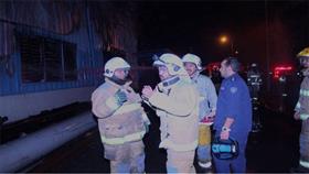 بالفيديو - فرق الإطفاء تسيطر على حريق مستودع في منطقة ميناء عبدالله