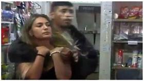 بالفيديو - لص يحتجز امرأة كرهينة ليفاوض على فراره