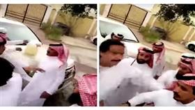 بالفيديو- قطري يهدي ابن الذيب «جيب لكزس» ويهدد بإشعال النار بها في حال لم يقبلها