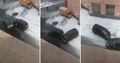 بالفيديو-  امرأتان تتبادلان التصادم بسيارتيهما