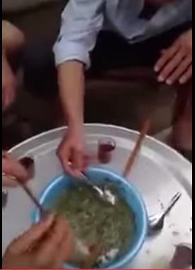 بالفيديو: يأكلون الأسماك وهي حيّة مع السلطة
