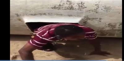 بالفيديو - أمن الأحمدي يضبط المخالفين الذين يتفننون بالاختباء