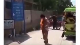 بالفيديو - بطارية محمول تُشعل النيران بجسد باكستاني