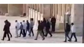 بالفيديو- مستوطنون يقتحمون المسجد الأقصى ويصعدون استفزازاتهم