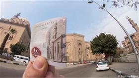 بالصور - مصور يكمل الأشكال على العملات الورقية بنظيرتها الحقيقية