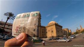 بالصور - مصور يكمل الأشكال على العملات الورقية بنظيرتها الحقيقية