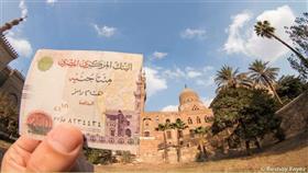 بالصور - مصور يكمل الأشكال على العملات الورقية بنظيرتها الحقيقية