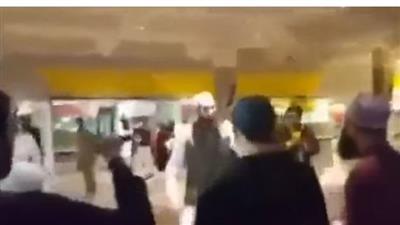 شاهد - لحظة ضرب نجم غنائي أصبح «داعية إسلامي»