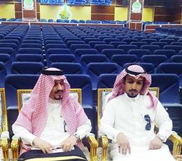 خلال نفس الدفعة.. سعودي «خمسيني» يتخرج في الجامعة مع اثنين من ابنائه