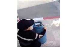 بالفيديو - أب يعلم طفله كيفية إطفاء أسطوانة غاز مشتعلة
