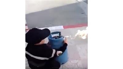 بالفيديو - أب يعلم طفله كيفية إطفاء أسطوانة غاز مشتعلة