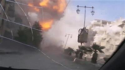 بالفيديو - نجاة منقذ سوري بعد سقوط صاروخ قرب سيارته