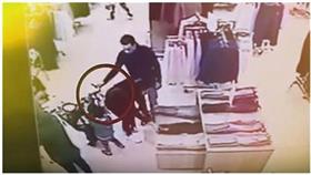 بالفيديو - شاهد كيف سرق شاب وفتاة حقيبة سيدة بأحد المولات