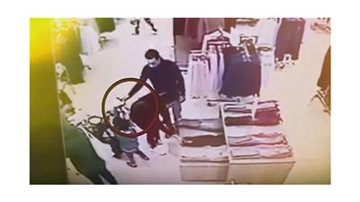 بالفيديو - شاهد كيف سرق شاب وفتاة حقيبة سيدة بأحد المولات