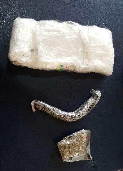 ضبط مواد ممنوعة مخبأة أسفل مقعد في حافلة لنقل المساجين