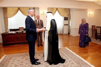 السفير الجاسم يقدم أوراق اعتماده سفيرًا محالًا لدولة الكويت لدى كوسوفو