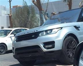بالفيديو- شرطي يسحب لوحة احدى السيارات في مخالفات «ممنوع الوقوف»