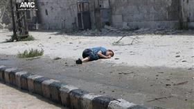 إيلان جديد في سوريا.. صورة طفل قتلته طائرات الأسد في حلب تثير الغضب