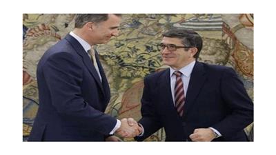 الملك فيليب السادس يسار مًصافحاً رئيس الكونغرس الإسباني باتشي لوبيز يمين الصورة