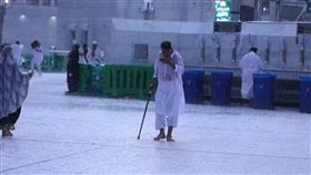 قوات أمن الحرم تتخذ التدابير الأمنية لسلامة زوار البيت الحرام بسبب الظروف المناخية