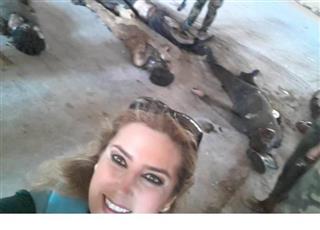 بالصور - مشاهد من المجزرة.. من هي المذيعة التي التقطت «سيلفي» مع جثث ضحايا حلب؟