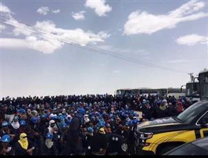 بالصور: إضراب عدد كبير من «الوافدين» الذين يعملون في نفط الكويت بمنطقة «الروضتين»