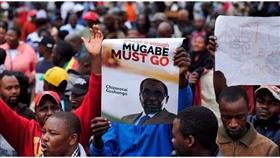عشرات الآلاف يحتفلون بنهاية عهد موغابي في زيمبابوي