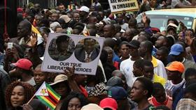 عشرات الآلاف يحتفلون بنهاية عهد موغابي في زيمبابوي