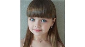 طفلة روسية تحصل على لقب «أجمل طفلة في العالم»