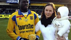 نجم أرسنال السابق مشرد وطريد.. بسبب زوجته