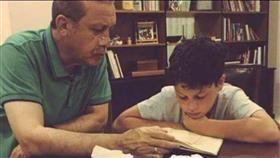 بالصور - أردوغان يقضي وقتاً مع «حفيده» أحمد عاكف.. ويُعلمه القرآن