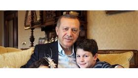 بالصور - أردوغان يقضي وقتاً مع «حفيده» أحمد عاكف.. ويُعلمه القرآن