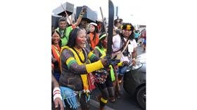 بالصور - السكان الأصليون يواجهون الشرطة البرازيلية.. بالسيوف والأسهم !