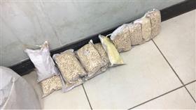 «جمارك العبدلي» تحبط محاولتين لتهريب 40 ألف حبة كابتجون