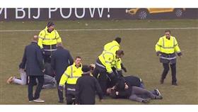 بالصور - مشجعون يعتدون على لاعبين في هولندا