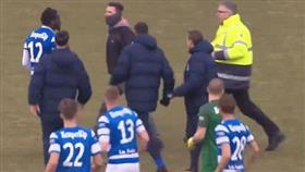 بالصور - مشجعون يعتدون على لاعبين في هولندا