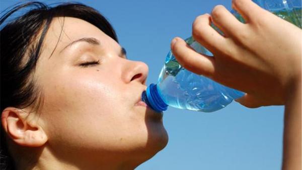 تحذير الإفراط في شرب الماء قد يؤدي إلى وفاتك