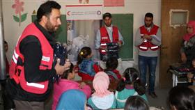 ملابس من الهلال الأحمر الكويتي والقطري للاجئين السوريين في عرسال