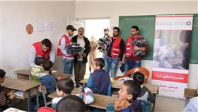 ملابس من الهلال الأحمر الكويتي والقطري للاجئين السوريين في عرسال