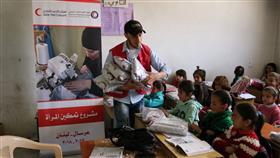 ملابس من الهلال الأحمر الكويتي والقطري للاجئين السوريين في عرسال