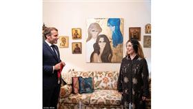 الصور الأولى للقاء فيروز والرئيس الفرنسي الصور الأولى للقاء فيروز والرئيس الفرنسي