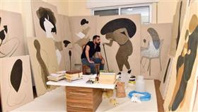 يرسم كأنه يمحو.. فنان تشكيلي يحتفي بالمرأة والطبيعة على طريقته يرسم كأنه يمحو.. فنان تشكيلي يحتفي بالمرأة والطبيعة على طريقته