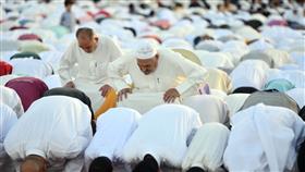 جموع غفيرة أدت صلاة عيد الفطر السعيد بمساجد ومصليات الكويت