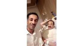 الفنان القدير عبدالإمام عبدالله يطمئن الجميع على صحته من داخل المستشفى