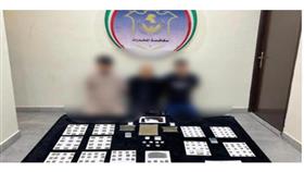 ضبط 4 مواطنين وخليجي وبدون بـ 3 كيلو كيميكال ومخدرات وأسلحة نارية