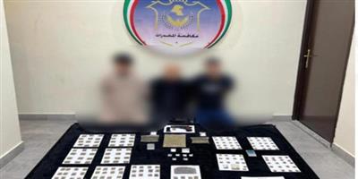 ضبط 4 مواطنين وخليجي وبدون بـ 3 كيلو كيميكال ومخدرات وأسلحة نارية