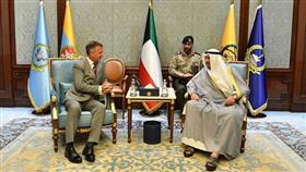وزير الدفاع الشيخ أحمد الفهد مع وكيل دعم صادرات الدفاع لدى المملكة المتحدة